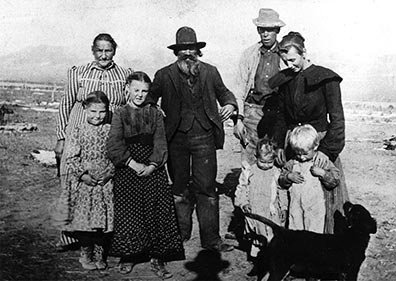 Loren Jr. and Emma Durfey Bassett Family at Bannock Valley in Idaho. Ona E. and Laura R. Bassett are the children in the lower front, left to right.